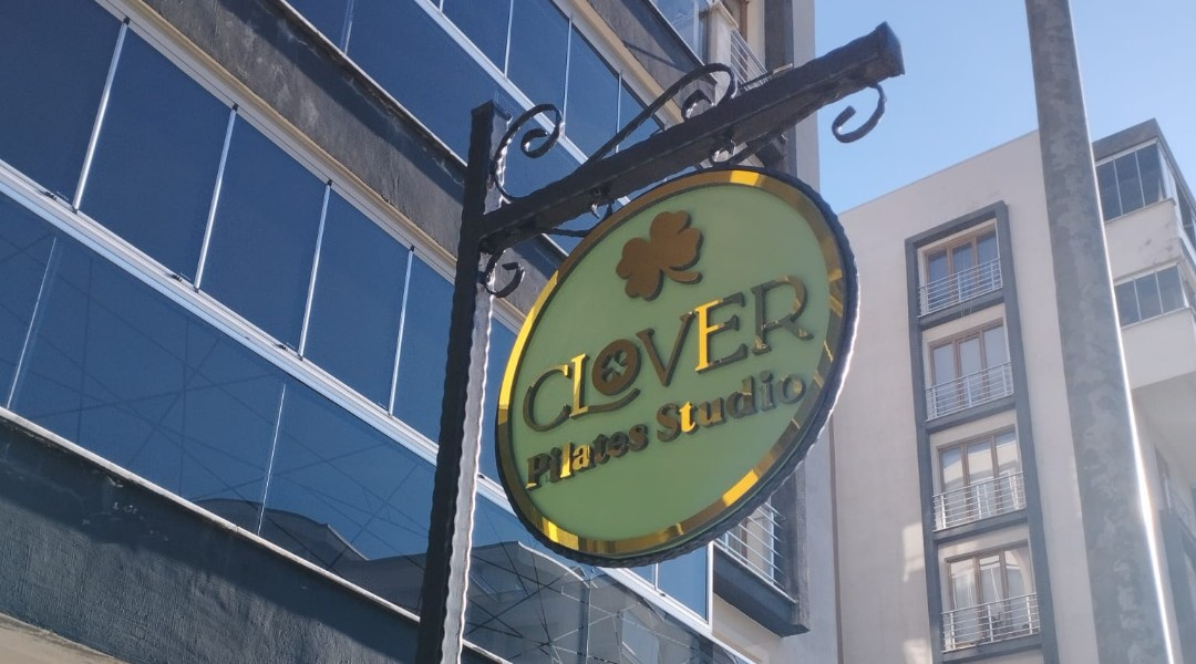 Clover Pilates Studio - Yuvarlak Alüminyum Harf Tabela