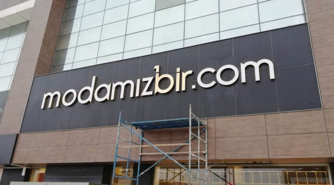 Modamız Bir - Krom Harf Tabela