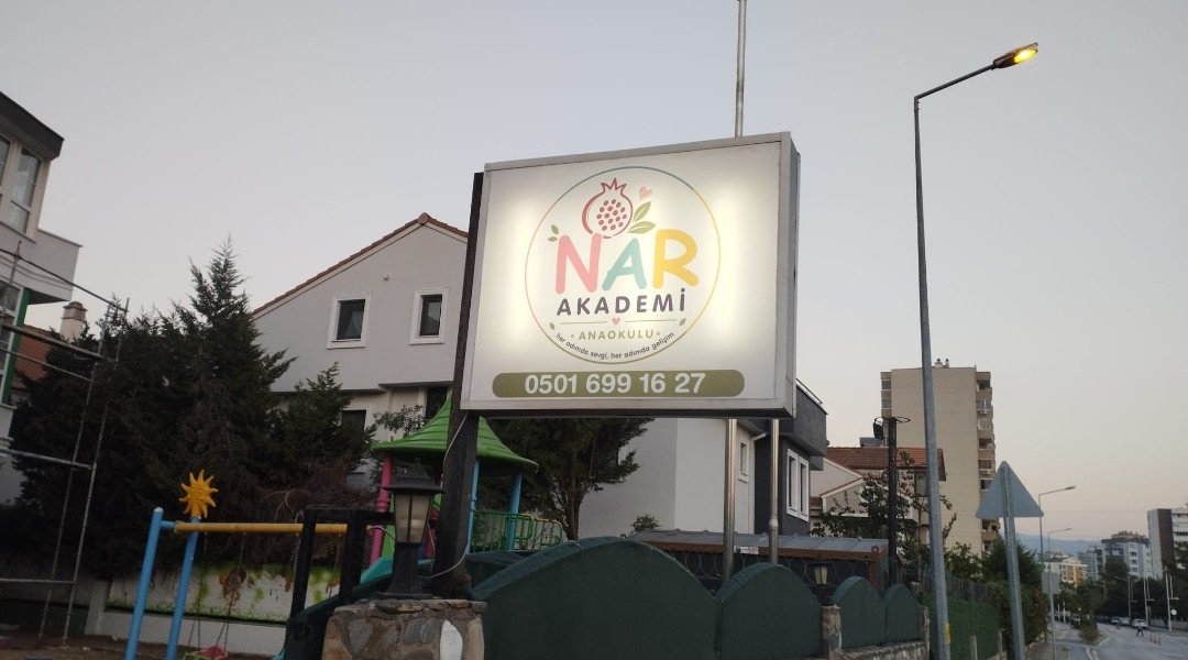 Nar Akademi - Işıklı Totem Tabela